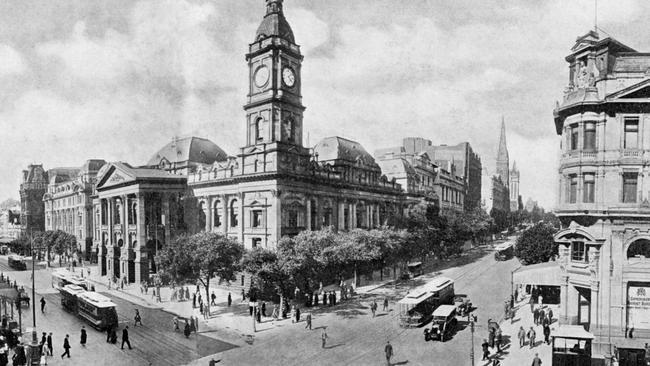 Melbourne Town Hall on the corner of Collins and Swanston streets in 1920.