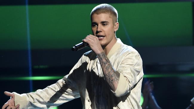 Did Justin Bieber wee his pants? Singer hilariously claps back at ...