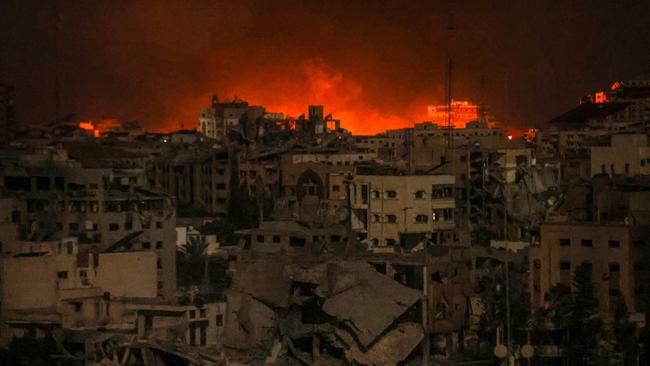 Flames and smoke rise in Tel al-Hawa neighborhood as Israeli attacks continue on the 24th day in Gaza City.