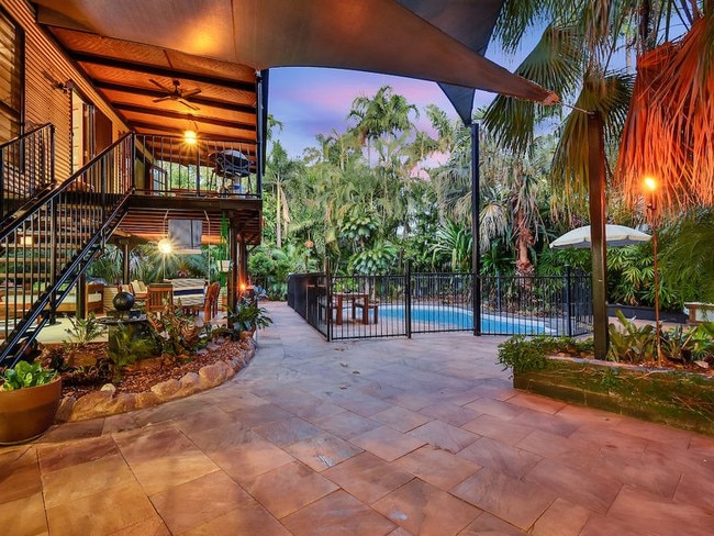 Live the tropical life at this <a href="https://www.realestate.com.au/property-house-nt-nightcliff-131365910">Darwin home</a>.