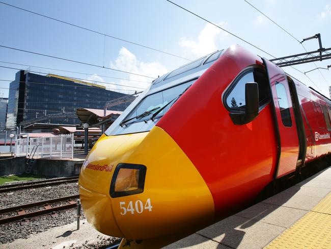 The first official Spirit of Queensland tilt train service from Brisbane, at Roma Street station.