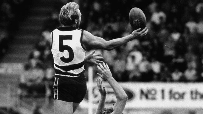 1988. Gary Ablett flies for a mark. Geelong v West Coast Eagles. Kardinia Park. Neg: 880402/153