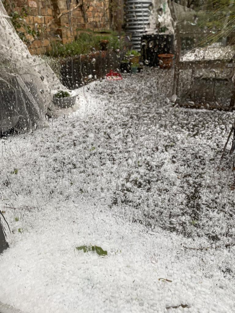 Victoria weather Hail falls in Melbourne, warnings for wild 90km/h