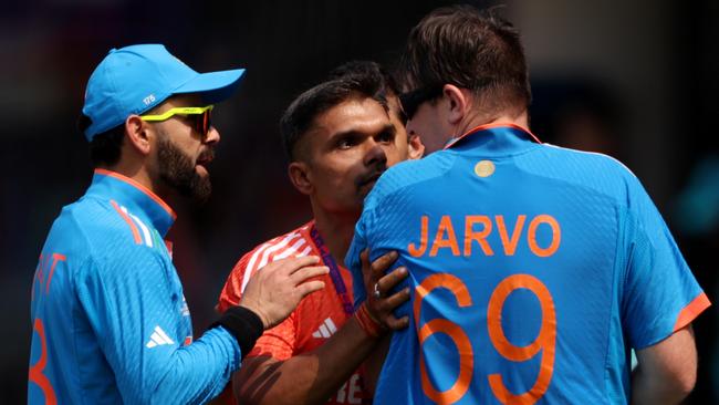 Virat Kohli speaks to a pitch invader prior to the game. (Photo by Robert Cianflone/Getty Images)