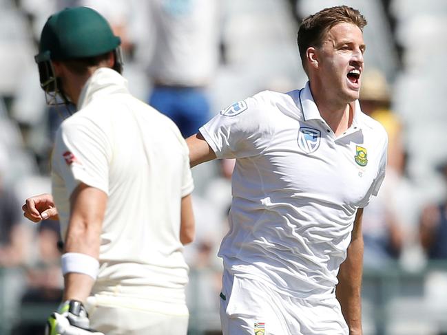 South African bowler Morne Morkel (R) celebrates the dismissal of Australian batsman Steven Smith (L) during the second day of the third Test cricket match between South Africa and Australia at Newlands cricket ground on March 23, 2018 in Cape Town, South Africa.   / AFP PHOTO / GIANLUIGI GUERCIA