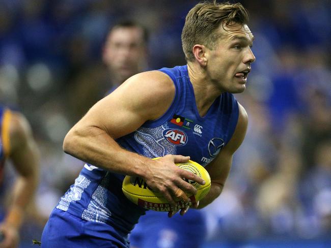 Shaun Higgins of the Kangaroos in action during the Round 11 AFL match between the North Melbourne Kangaroos and the Brisbane Lions at Etihad Stadium in Melbourne, Sunday, June 3, 2018. (AAP Image/Hamish Blair) NO ARCHIVING, EDITORIAL USE ONLY