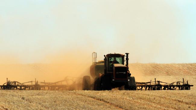 Clay Gowers starts has started planting his 2023 crop in the Victorian Mallee. Picture: Glenn Milne.