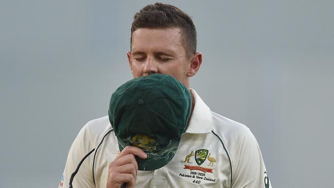 TOPSHOT - Australia's Josh Hazlewood walks off the field after pulling up injured on day two of the first Test cricket match between Australia and New Zealand at the Perth Stadium in Perth on December 13, 2019. (Photo by PETER PARKS / AFP) / -- IMAGE RESTRICTED TO EDITORIAL USE - STRICTLY NO COMMERCIAL USE --