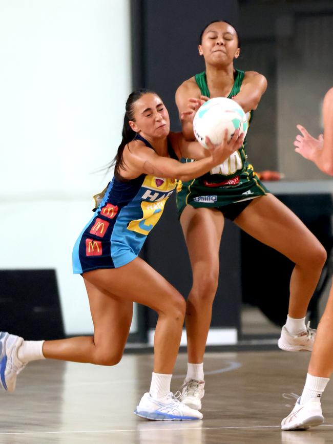 L to R, Dakota Newson Titans player challenged by Jets player Ocean Karekare, playing in the Netball U18 grand final teams at the Nissan State Titles, on Tuesday 20th September 2022 – Photo Steve Pohlner