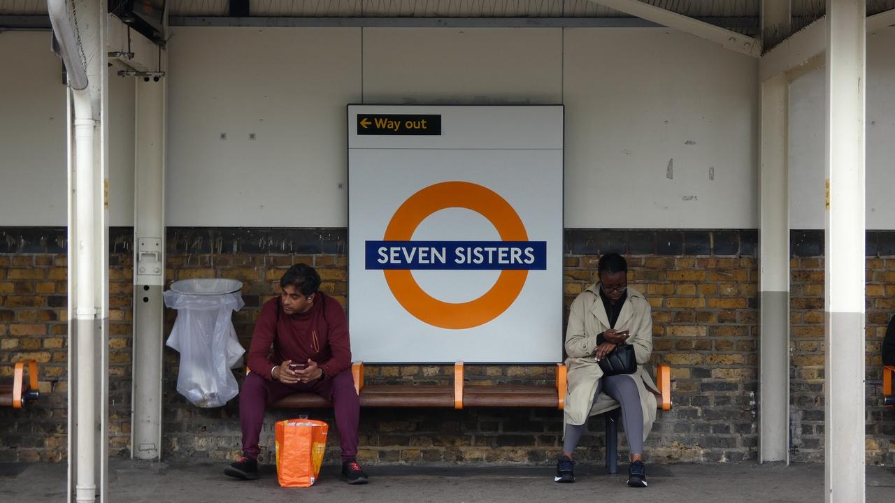 The London Overground, which uses an orange loo, will now give names to its six lines. Picture: James Cracknell / Wikimedia Commons.