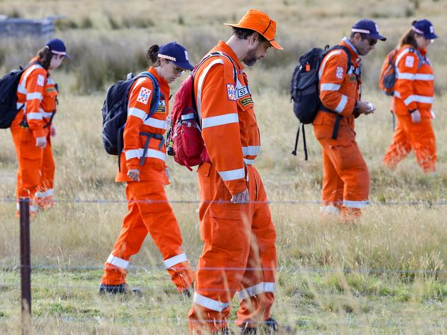 SES volunteers looking for clues near Buninyong as part of a large-scale search for Samantha. Picture: Ian Currie