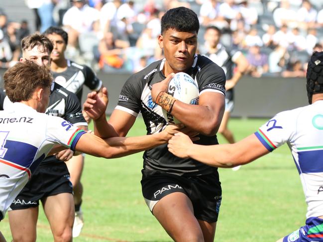 Heamasi Makasini charges into the Warriors line. Picture: Warren Gannon Photography