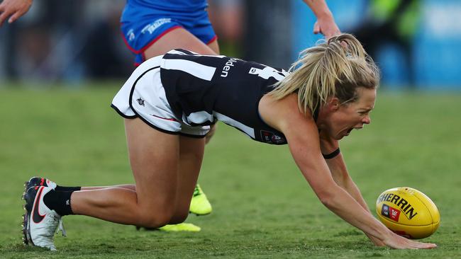 Kate Sheahan falls to the ground after hurting her knee. Picture: Michael Klein