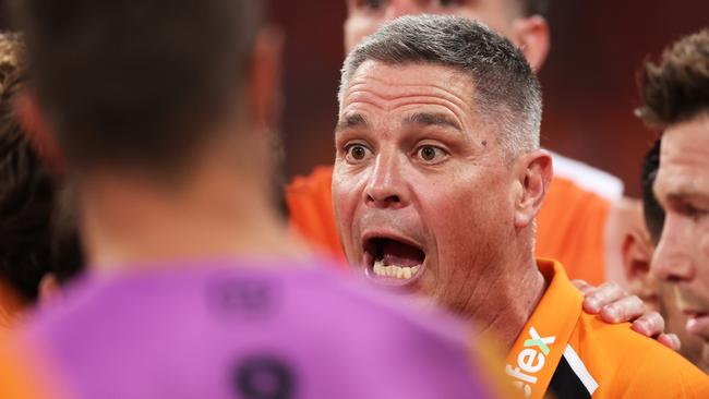 SYDNEY, AUSTRALIA - MARCH 09:  Giants head coach Adam Kingsley speaks to players at three quarter time during the AFL Opening Round match between Greater Western Sydney Giants and Collingwood Magpies at ENGIE Stadium, on March 09, 2024, in Sydney, Australia. (Photo by Matt King/AFL Photos/via Getty Images )