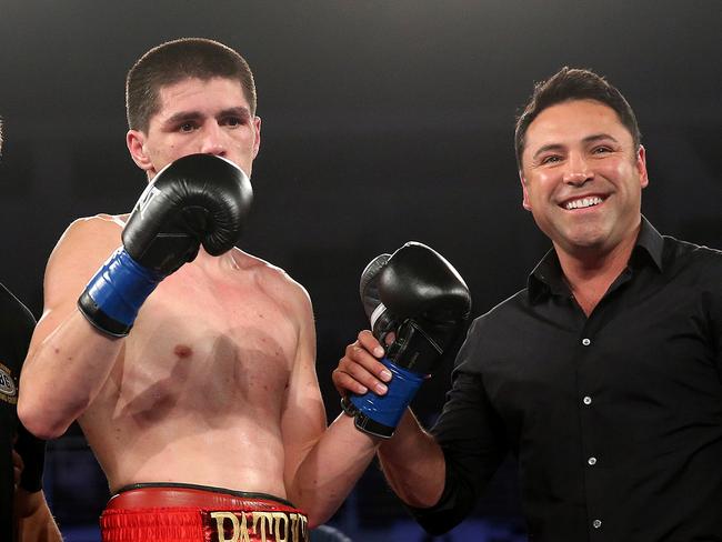 Brazil’s new world champ Patrick Teixeira (left) celebrates with promoter and former champ Oscar de la Hoya. (Photo by Alex Menendez/Getty Images)