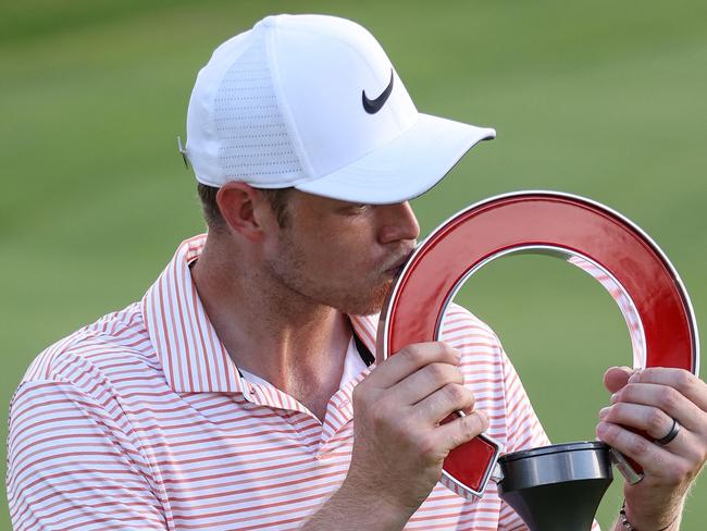 DETROIT, MICHIGAN - JUNE 30: Cameron Davis of Australia celebrates with the trophy after winning during the final round of the Rocket Mortgage Classic at Detroit Golf Club on June 30, 2024 in Detroit, Michigan.   Gregory Shamus/Getty Images/AFP (Photo by Gregory Shamus / GETTY IMAGES NORTH AMERICA / Getty Images via AFP)