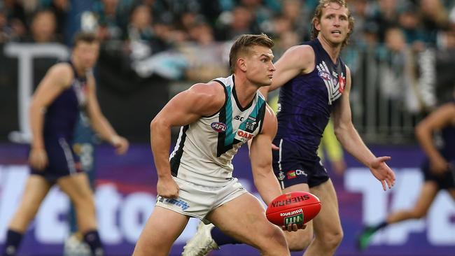 Power’s Ollie Wines handballs against Fremantle at Optus Stadium. Picture: Paul Kane/Getty.