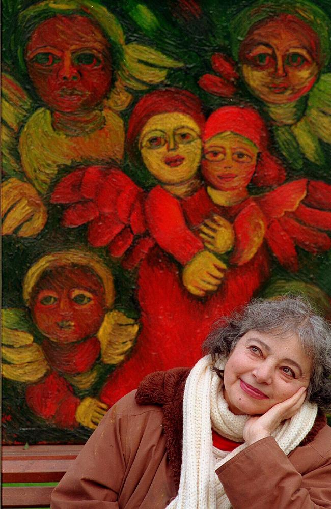 Mirka Mora and one of her angel paintings in 1995.