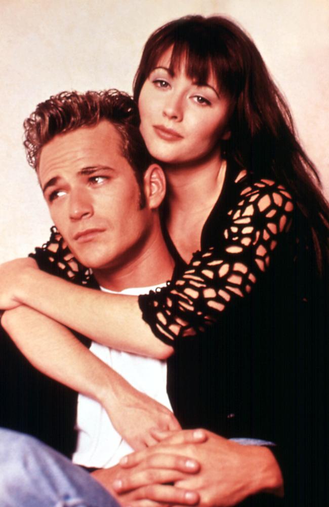 Perry with 90210 costar Shannen Doherty. Picture: Fox/Alamy 