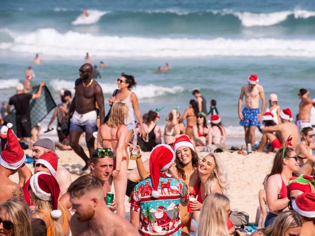 Thousands flock to Bondi beach on Christmas Day. On 25.12.2019 (Daily Telegraph / Flavio Brancaleone)