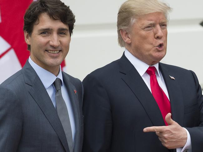 (FILES) In this file photo taken on October 11, 2017 US President Donald Trump (R) welcomes Canadian Prime Minister Justin Trudeau at the White House in Washington, DC. - Canadian Prime Minister Justin Trudeau and US President Donald Trump had a "constructive conservation" about trade after Washington and Mexico City agreed on a revamped deal, Trudeau's office said Monday, August 27, 2108, on the eve of fresh negotiations. (Photo by SAUL LOEB / AFP)