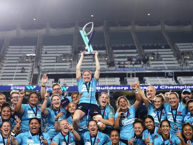 Ash Hewson lifts the Super W trophy aloft after the Waratahs won last year’s title. Picture: Getty Images 