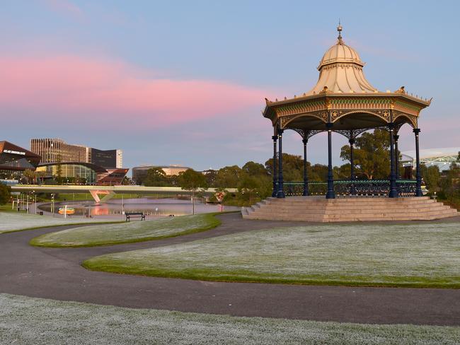 11/6/20 - Cold weather in Adelaide - Frost at Elder Park. Picture: Naomi Jellicoe