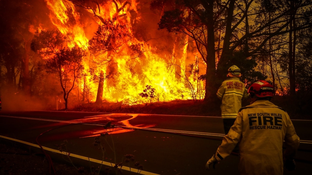 Two volunteer firefighters killed, three injured battling bushfires in NSW