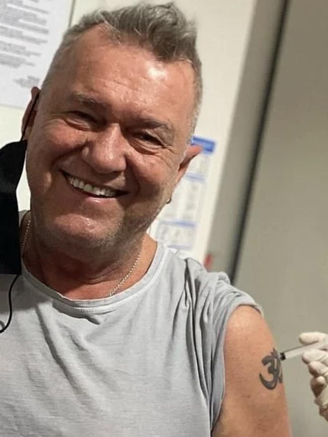 Aussie rock legend Jimmy Barnes vaccinates.