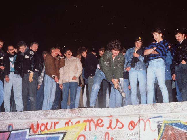 Berlin Wall comes down, people celebrate as workers dismantle wall, 19/02/90.  Copyright : Sipa Press, Paris.                       Germany / Berlin Wall                               Historical