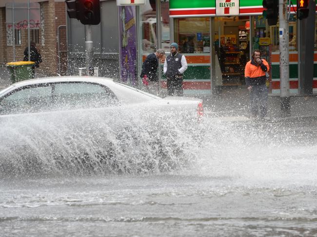 Water floods Elizabeth St in Melbourne’s CBD | news.com.au — Australia ...