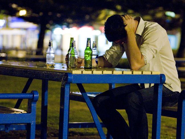 n36hp102 Health Plus. Binge drinking culture needs to change. 01/11/2009. Generic/set up picture of journalist Mark Worly, to illustrate underage drinking, in a park at Arden St, Coogee. Alcohol. Pic. Shaw Daniel Pic. Shaw Daniel