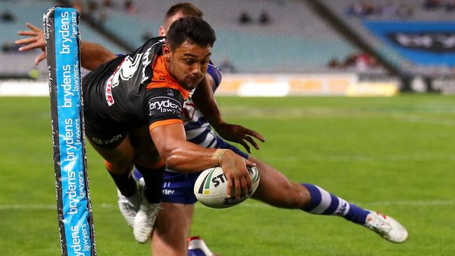 David Nofoaluma is far behind Addo-Carr. Photo: Mark Kolbe/Getty Images