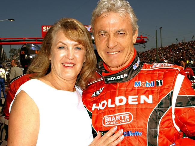 This photo taken in October 2004 shows Australian motor racing great Peter Brock (R) with his then wife Bev (L) during his last V8 Supercar race in Bathurst. Brock died, 08 September 2006, while taking part in the Targa West motor rally near the small community of Gidgegannup some 40 kilometres northeast of Perth.   AFP PHOTO/John MORRIS