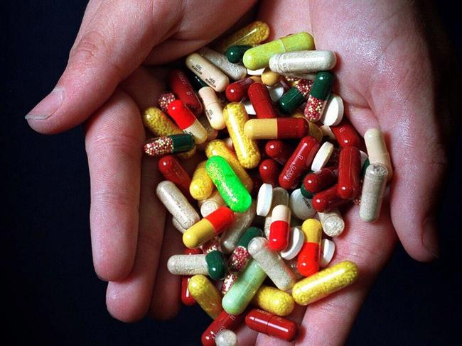 Generic pic of person with handful of assorted capsules and pills, 10/98.NSW / Medical / Drug / Prescription / Pill / CapsulePeople / Situation