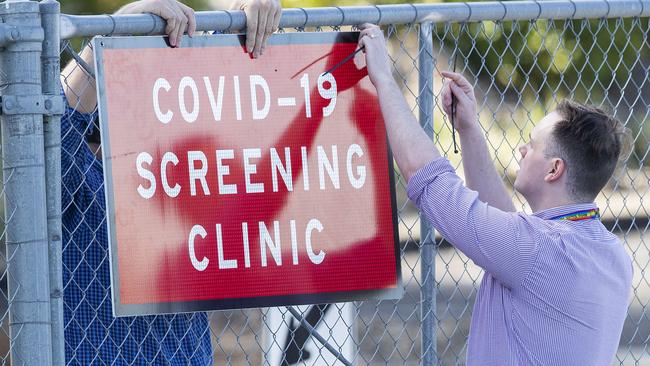 A sign of a COVID-19 clinic is set up at the Park Ridge school. Picture: Jono Searle/NCA NewsWire