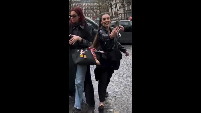 Dua Lipa selfie fail as security knocks phone out of hand | news.com.au ...