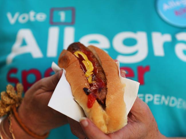 SYDNEY, AUSTRALIA - MAY 03: An Allegra Spender supporter holds a 'democracy sausage' at the Clovelly Surf Life Saving Club polling booth on May 03, 2025 in Sydney, Australia. Australians headed to the polls on Saturday for the 2025 federal election, where all 150 seats in the House of Representatives and 40 of 76 Senate seats are up for grabs. This election is especially consequential due to a tightly contested race, with cost-of-living pressures, affordable housing, and energy policy dominating the campaign. Though most polls indicate a narrow Labor victory against the Liberal-National coalition, the result could also lead to a hung parliament, reflecting the growing influence of independents and minor parties, and potentially reshaping the balance of power in Australia in the years ahead. (Photo by Lisa Maree Williams/Getty Images)