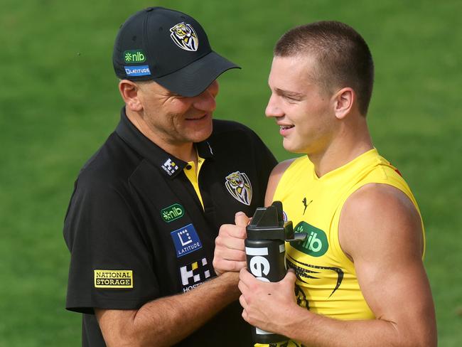 MELBOURNE, AUSTRALIA - MARCH 12: Adem Yze, Senior Coach of the Tigers shakes hands with Sam Lalor of the Tigers during a Richmond Tigers AFL training session at Punt Road Oval on March 12, 2025 in Melbourne, Australia. (Photo by Daniel Pockett/Getty Images)