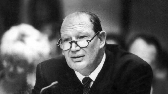 Media magnate Kerry Packer appears before Senate Committee at Parliament House in Canberra, 08/93 (1993).