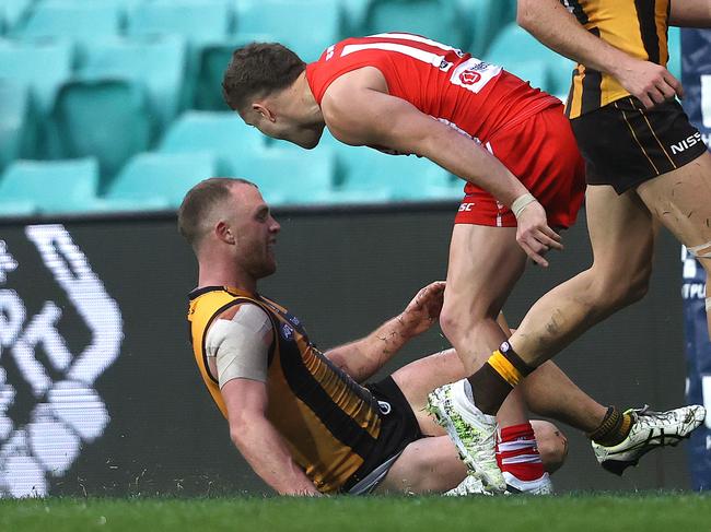 Sydney's Tom Papley gets in the face of Hawthorn's Tom Mitchell during AFL match between the Sydney Swans and Hawthorn Hawks at the SCG. Picture. Phil Hillyard