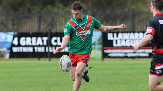 Five-eight Leroy Murray kicks for field position for the Corrimal Cougars 1st Division. Picture: Steve Montgomery | OurFootyTeam