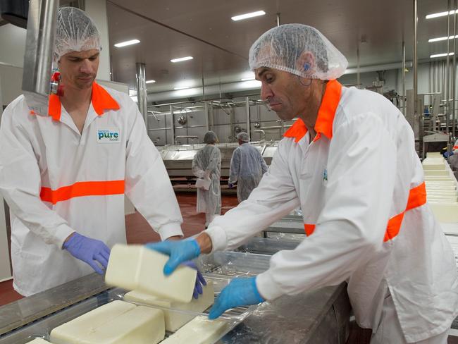 Packing of mozzarella at the Beston cheese factory.jpg