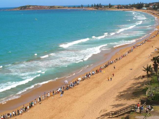 The protest against Collaroy/Narrabeen sea wall in 2002, published in a presentation from Warringah Council senior environment officer Daylan Cameron.