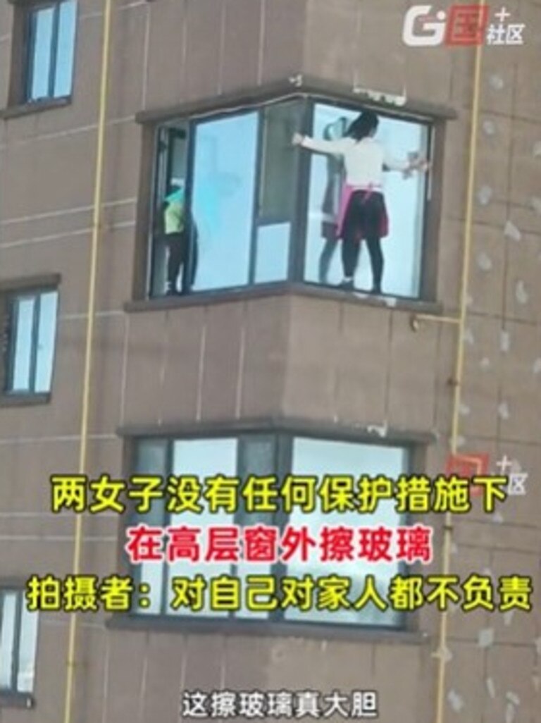 The women held onto the window for support. Picture: Douyin