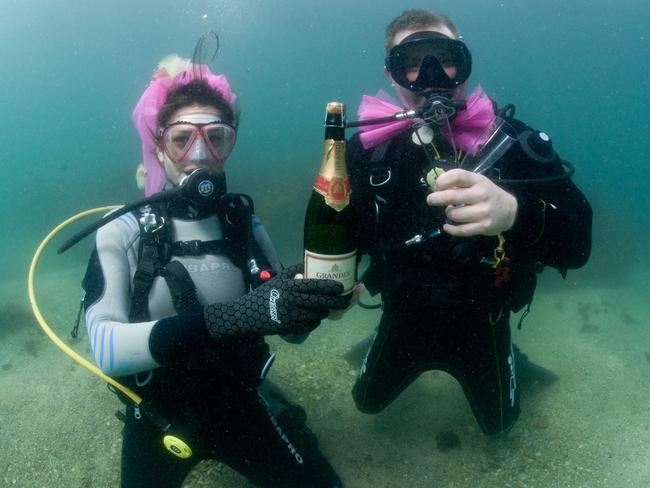 Double wedding underwater at Shelly Beach of Andrew Broadhurst and Camilla Cash from McMahons Point and David Bluck and Charlotte Visser from Manly. Dive 2000 Instructor, David Bluck & fianc Charlotte Visser prepare to pop the cork on a bottle of bubbly.