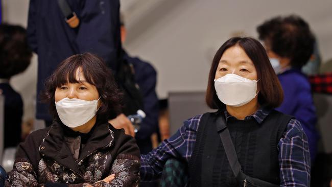 South Korean tourists leaving Israel are pictured at a pavilion separated from the main terminal of Ben Gurion International Airport near Tel Aviv on February 24, 2020.(Photo by Ahmad GHARABLI / AFP)