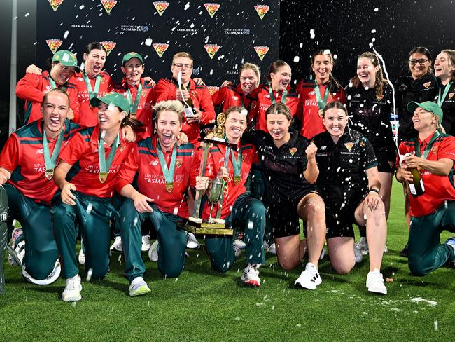 Tasmania celebrates its win over Queensland in the WNCL final. (Photo by Steve Bell/Getty Images)