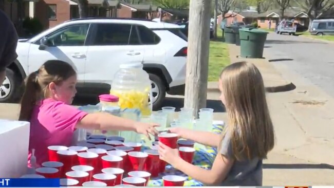 Emouree (left) has been raising money to buy her mum a tombstone. Picture: FOX59