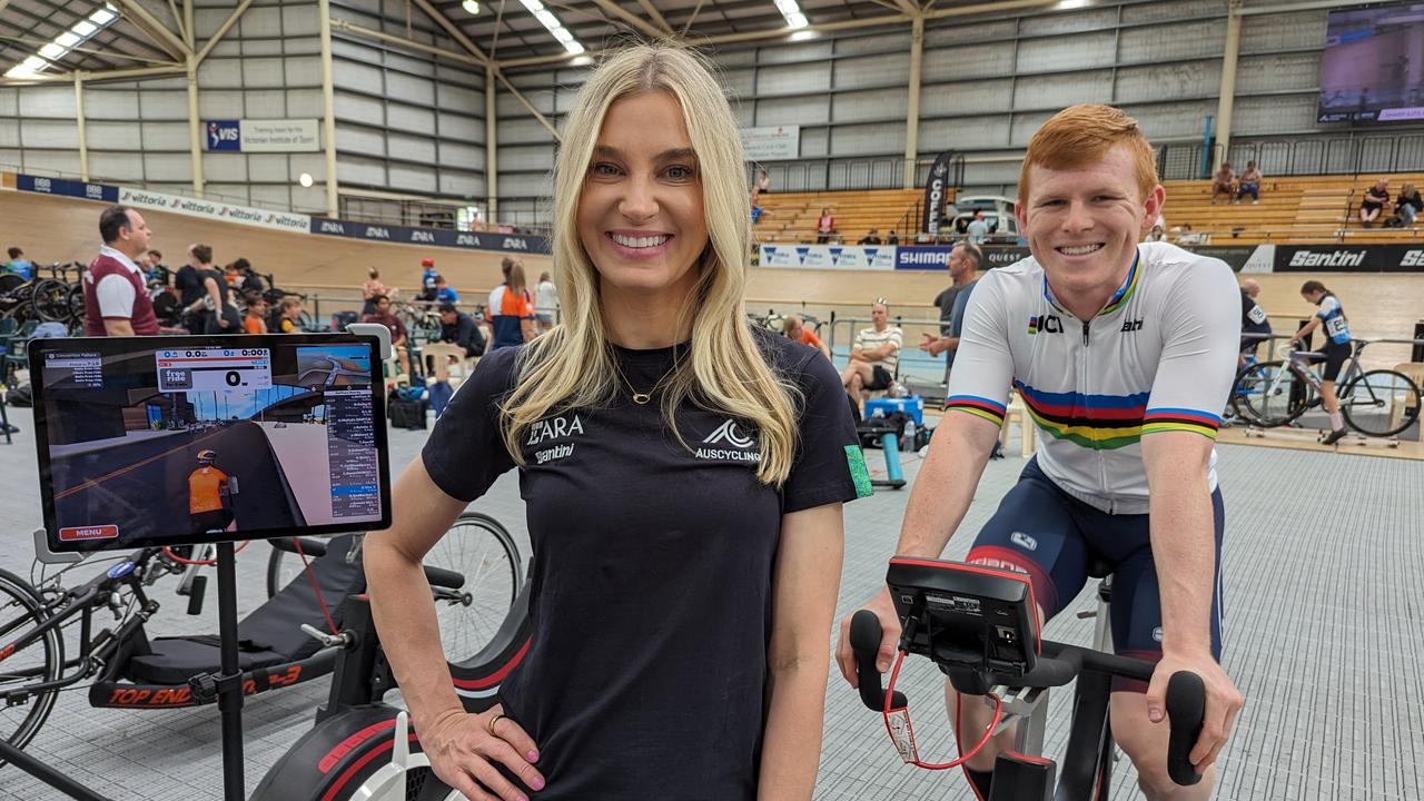 ARA Australian Cycling Team member Erin Rowell with 2023 junior men’s 1000m Time Trial world champion Tayte Ryan and the Zwift program. Picture: AusCycling